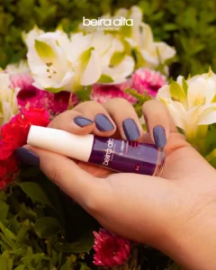 Unhas com esmalte roxo Uva Poderosa da Beira Alta Cosméticos