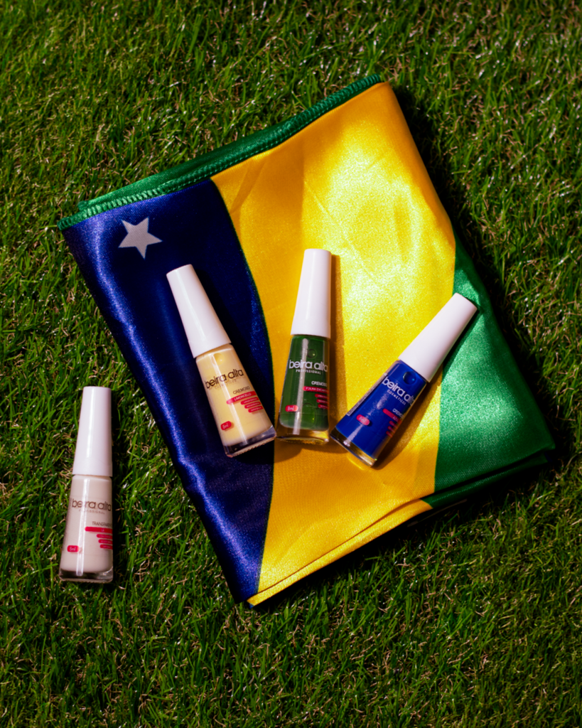 Esmaltes verde, amarelo, azul e branco inspirados nas cores do Brasil para unhas da Copa do Mundo 2026
